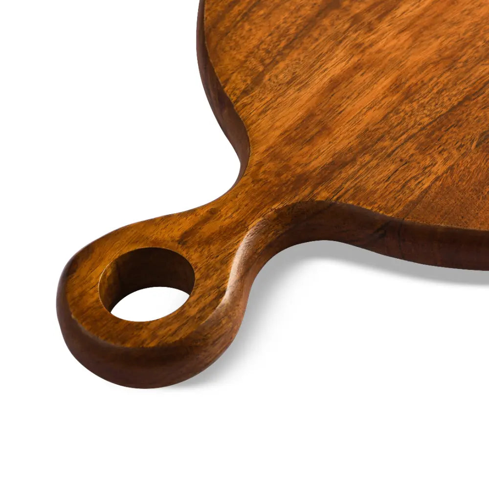 Wooden chopping board with sturdy handle design by Parami