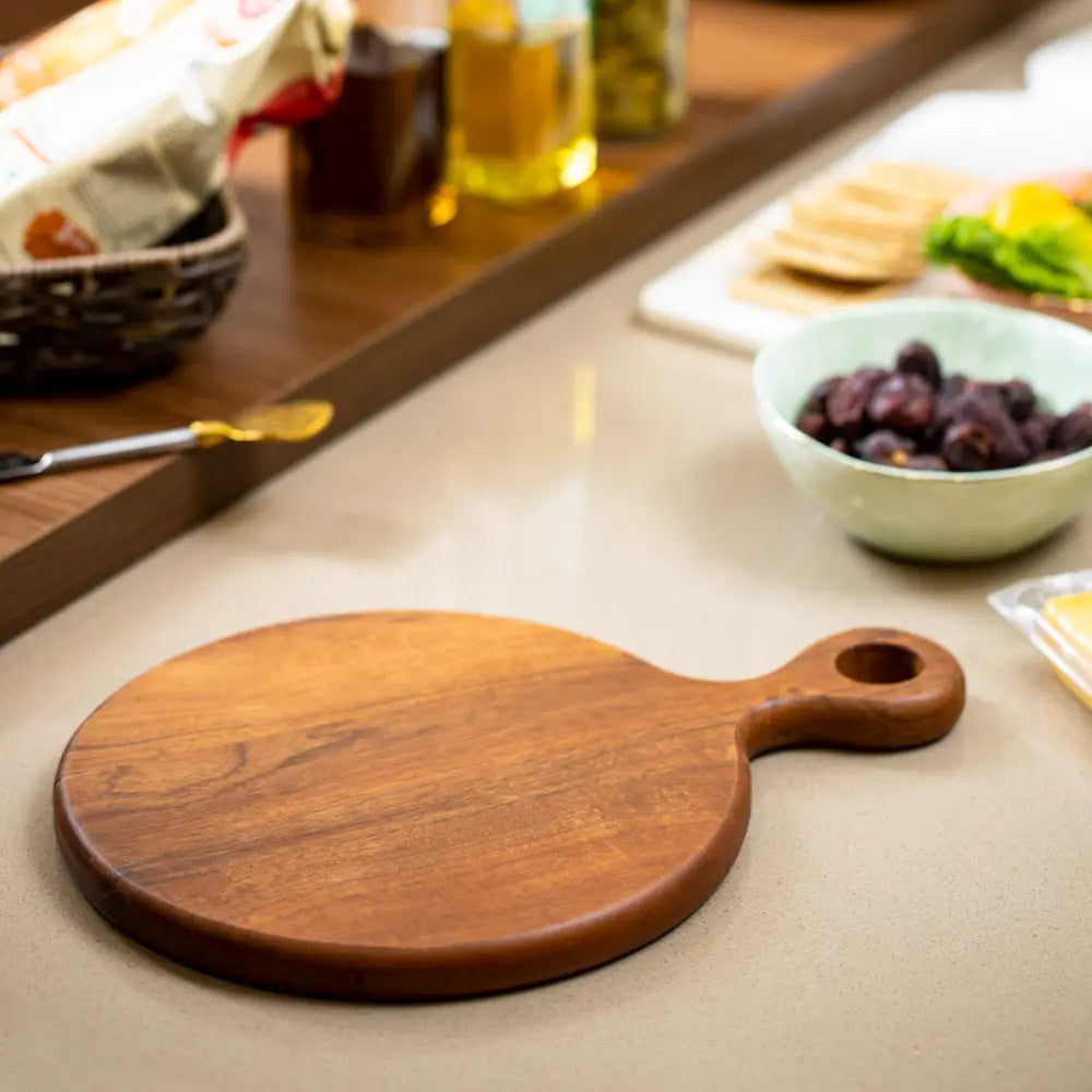 Round wooden chopping board for everyday kitchen use Parami
