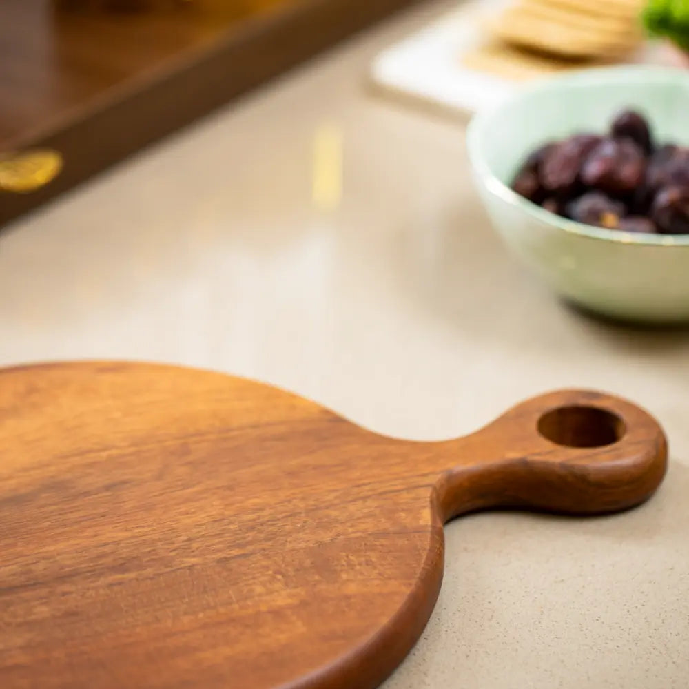 Round wooden chopping board made from natural wood Parami